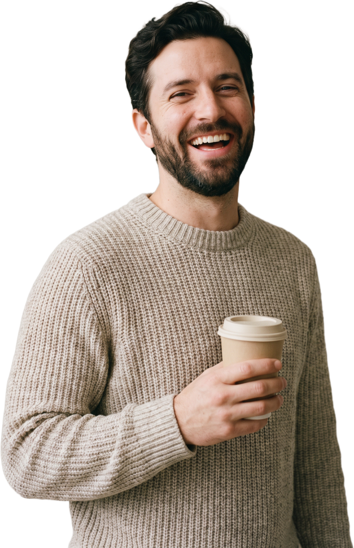 コーヒーを手に笑う男性