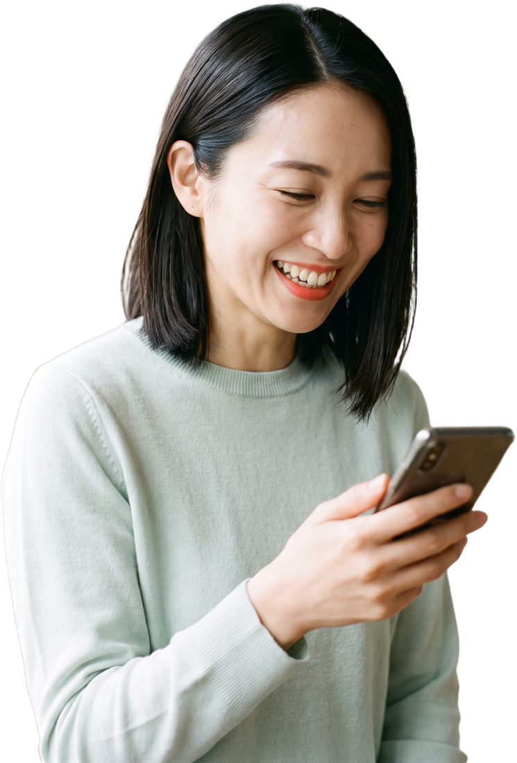 スマホを見て笑う女性